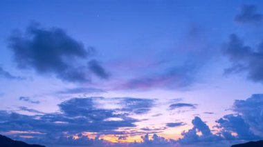 Muhteşem bir gün batımı ya da gün doğumu dramatik alacakaranlık bulutu gökyüzü ve bulut Phuket Tayland 'da renkli ve görkemli bir bulutla sürükleniyor.