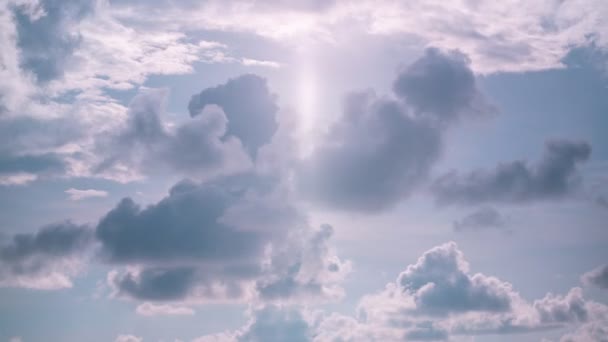Kék Égbolt Fehér Felhők Épület Mozgások Felhők Felhő Felhő Időtáj — Stock videók