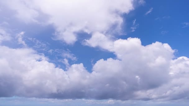 青い空の白い雲 建物の動き雲の雲の時間経過 夏の青空の時間の経過 天気の良い日に天気の青い空白い雲の背景 雲の時間経過自然景観 — ストック動画