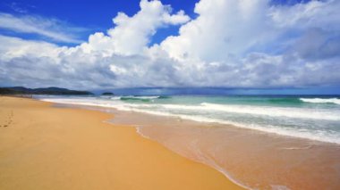 Yaz kumsalı İnanılmaz mavi gökyüzü ve beyaz bulutlar Phuket Thailand 'daki kumlu sahile çarpıyor, boş plaj covid-19 Concept Travel ve sezon turu web sitesi arka planından sonra
