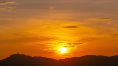 4K Zaman Hızlandırması Majestic Sunset ya da Gündoğumu Muhteşem doğa ışığı bulutları gökyüzü ve bulutlar sürükleniyor 4K renkli karanlık günbatımı Deniz üzerinde altın saat gökyüzü bulutları, zaman çizelgesi