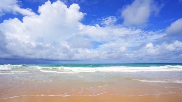 Estate Spiaggia Sabbiosa Incredibile Mare Limpido Cielo Blu Nuvole Bianche — Video Stock