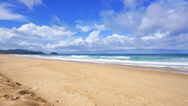 夏の砂浜驚くべき海澄んだ青い空と白い雲プーケットタイで砂の海岸の空のビーチで波がクラッシュし Covid 19の後の空のビーチコンセプト旅行とシーズンツアーのウェブサイトの背景 — ストック動画