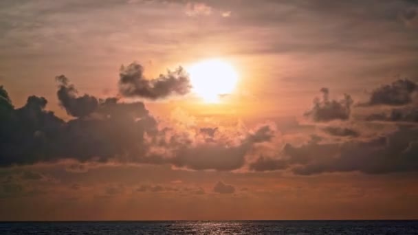 Zeitraffer Von Sonnenstrahlen Die Bei Sonnenuntergang Durch Die Dunklen Gewitterwolken — Stockvideo