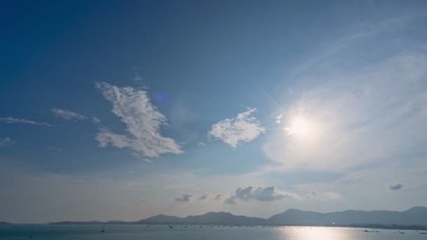 時間夏の美しい海と空をタイムラプス海の緑の水の上を移動する雲の間の青い空の空間 太陽光が海の表面に反射自然背景海の風景タイムラプス — ストック動画