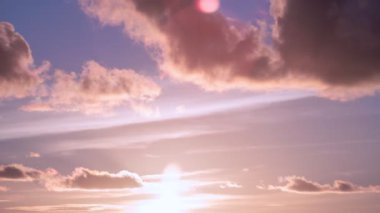 Gün batımında gökyüzündeki kara fırtına bulutlarının arasından yükselen güneş ışınlarının hızlandırılması