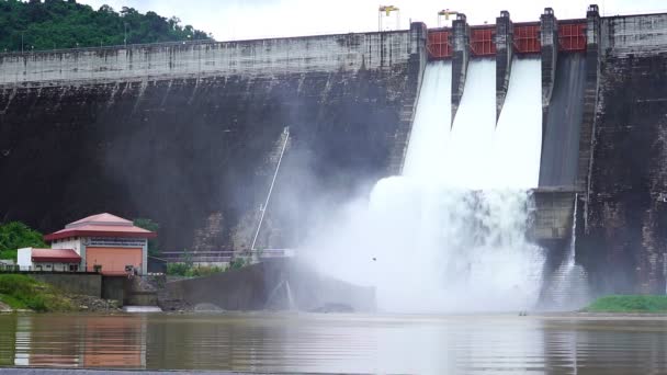 Barragem Hidrelétrica Floodgate Com Água Corrente Através Portão Abra Primavera — Vídeo de Stock