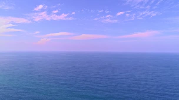 夏の美しい海白い雲と無人偵察機からの青い空の映像空中風景高角度ビュー — ストック動画