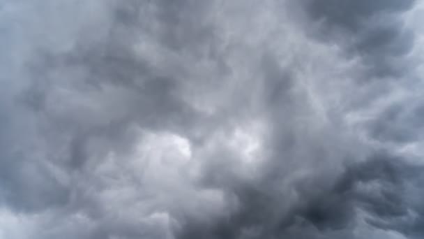映像Bロールタイムラプス空と黒雲 劇的な空に黒い雲が速く動いています 暗い嵐の雨曇り自然時間日没時の嵐の雲ひどい天気悪天候の日 — ストック動画