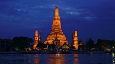 Wat Arun Ratchawararam Ratchaworamahawihan Gün batımında Bangkok 'ta halk simgesi Chao Phraya nehir suyu üzerinde yansımalarla
