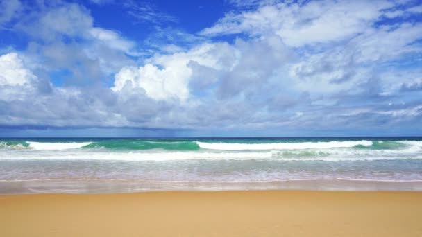 Летний Пляж Пхукете Таиланде Чистое Голубое Небо Волнами Разбивающимися Песчаный — стоковое видео