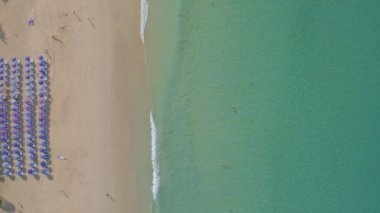 4K yüksek kalitede görüntüler. Beyaz dalga deniz köpüğünün detaylı dokusu plajda çakışıyor. Phuket Tayland 'da deniz bomboş ve temiz.