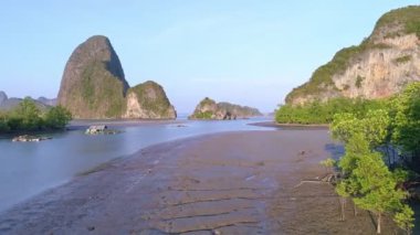 Tayland 'ın güneyindeki Sametnangshe Mangrove Ormanı' nda yer alan Phang Nga Körfezi Tayland 'daki küçük adanın insansız hava aracı görüntüsü.