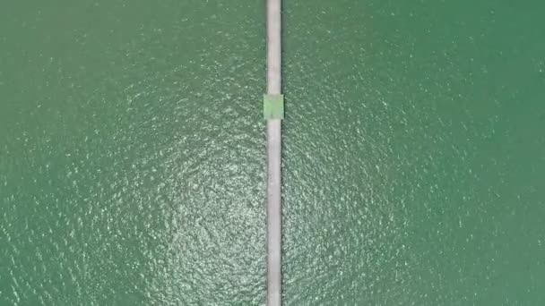 Drone Vista Aérea Pequeño Puente Mar Phuket Tailandia Situado Puerto — Vídeo de stock