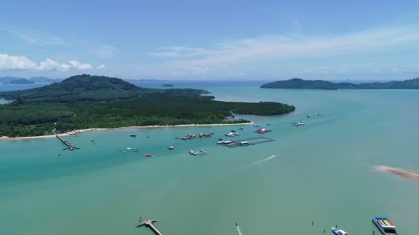 Drone Vista Aérea Pequeño Puente Mar Phuket Tailandia Situado Puerto — Vídeo de stock