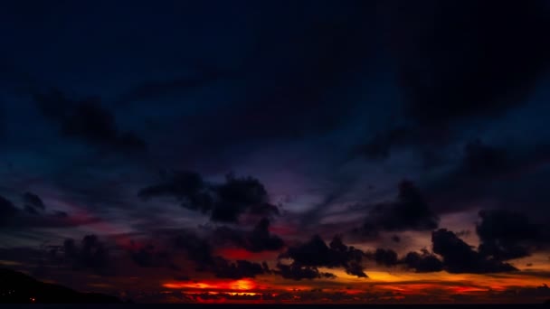 壮大な夕日や日の出の風景の驚くべき時間の経過劇的な夕暮れの自然雲の空と雲は 4月の16 2021でカラフルな暗い日没の雄大な雲を転げ去りますプーケットタイ — ストック動画