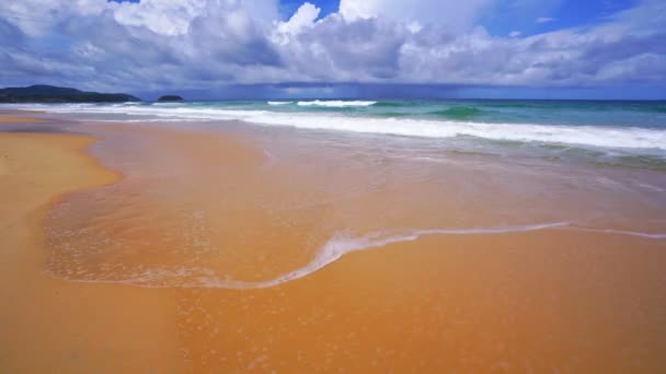 プーケットの夏のビーチタイ美しい熱帯の海砂の海岸で波がクラッシュしている澄んだ青い空Covid 19の後の空のビーチ — ストック動画
