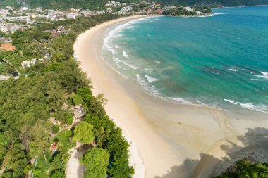 Kumlu sahile vuran dalgalı tropik deniz kumlu plajları Kata plajı Phuket Tayland 'da havadan atış sahili..