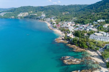 Phuket Tayland 'daki Patong plajı yakınlarındaki Kalim sahilinde güneşli güzel bir günün hava manzarası..