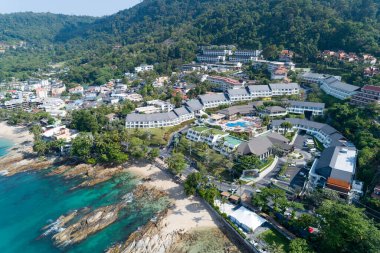 Phuket Tayland 'daki Patong plajı yakınlarındaki Kalim sahilinde güneşli güzel bir günün hava manzarası..
