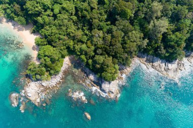 Yüksek açılı tropikal deniz dalgaları deniz kıyısına çarpıyor ve yüksek dağ Phuket Tayland 'da yer alıyor..
