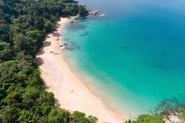 Phuket Tayland 'daki Laemsing sahilinde güneşli güzel bir günün hava manzarası. İnanılmaz deniz manzarası. Yüksek açı yaz denizi manzarası..