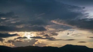 Video B Roll Zaman Çizelgesi Gökyüzü ve kara bulut. Kara bulutlar dramatik gökyüzünde hızlı hareket ediyor. Kara fırtınalı yağmurlu, bulutlu hava. Günbatımında hızlandırılmış fırtına bulutları. Kötü hava günü.