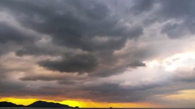 Video B Roll Zaman Çizelgesi Gökyüzü ve kara bulut. Kara bulutlar dramatik gökyüzünde hızlı hareket ediyor. Kara fırtınalı yağmurlu, bulutlu hava. Günbatımında hızlandırılmış fırtına bulutları. Kötü hava günü.