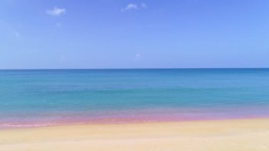 4K yüksek kalitede görüntüler. Plajda beyaz dalgalı deniz köpüğüyle tropikal deniz manzarası Phuket Tayland 'da inanılmaz boş ve temiz deniz manzarası. Doğa arka planı ve seyahat web sitesi kavramını benimse.