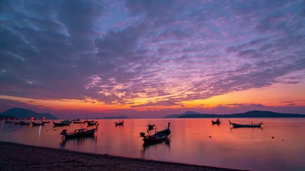 Včas Dřevěný Člun Dlouhý Ocas Rybářské Lodě Pláži Rawai Phuket — Stock video