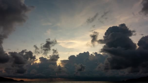 Time Lapse Дивовижні Темні Хмари Gray Cumulus Cloud Переміщається Blue — стокове відео