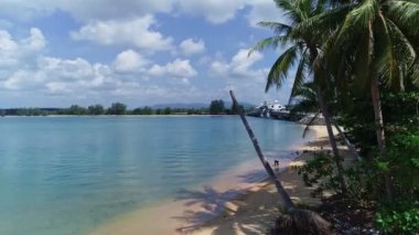 Sarasin Köprüsü 'nün üzerinde uçan insansız hava aracı Phuket Tayland bu köprü Phang Nga.taşımacılık kamera geçmişi ve seyahat sezonu konseptini birbirine bağlıyor.