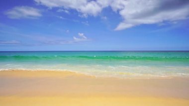 Yaz kumsalı İnanılmaz mavi gökyüzü ve beyaz bulutlar Phuket Thailand 'daki kumlu sahile çarpıyor, boş plaj covid-19 Concept Travel ve sezon turu web sitesi arka planından sonra