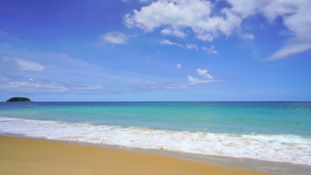 Sommer Sandstrand Erstaunliches Meer Klarer Blauer Himmel Und Weiße Wolken — Stockvideo