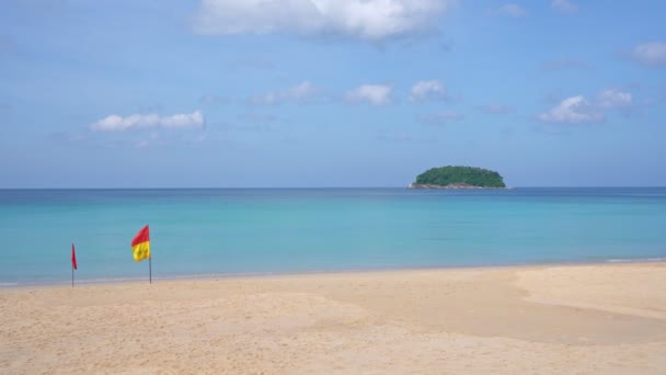 夏日沙滩迷人的大海清澈的蓝天白云海浪冲刷在泰国普吉岛的沙滩上空旷的海滩上 科维德 19后的空旷海滩概念旅行和季节旅游网站背景 — 图库视频影像