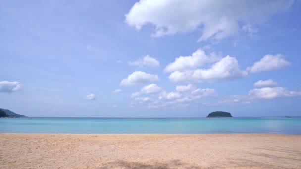 Літній Піщаний Пляж Дивовижне Море Чисте Блакитне Небо Білі Хмари — стокове відео