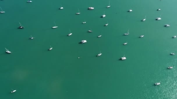 Luchtfoto Van Anker Zeilboten Tropische Zee Luchtfoto Van Zeilboten Bovenaanzicht — Stockvideo