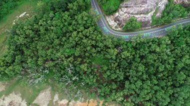 4K Hava Aracı, Phuket Tayland 'daki baraj etrafında virajlı yağmur ormanlarının en güzel manzarasını çekti.