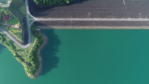 水坝和水库湖泊发电发电可再生能源和可持续发展高质量4 K视频 高角度大坝视图 — 图库视频影像