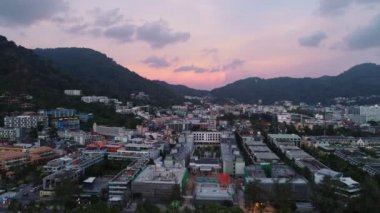 Sabahleyin Patong şehri Phuket Thailand 'ın üzerinde uçan insansız hava aracı kamerası. 