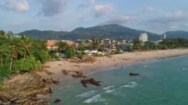 Sabahleyin Patong şehri Phuket Thailand 'ın üzerinde uçan insansız hava aracı kamerası. 