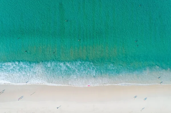 Vista Aérea Cor Turquesa Superfície Oceano Com Ondas Lavando Costa — Fotografia de Stock