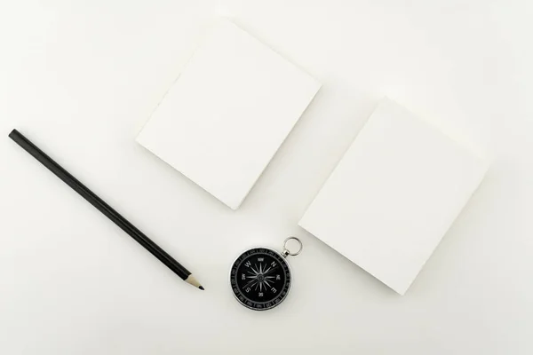 Beyaz Arka Planda Izole Edilmiş Kağıt Işleri Üzerinde Beyaz Kağıt — Stok fotoğraf