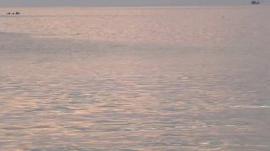 Güzel gün batımı ya da gün doğumu tropikal denizin üzerinde altın saat Ufuk boyunca denizin yansımasında inanılmaz güneş bulutların içinde olağanüstü doğal güneş batımları doğanın dramatik ışığı