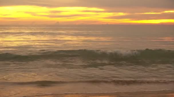 Erstaunlicher Sonnenuntergang Oder Sonnenaufgang Dramatische Wolken Himmel Über Dem Meer — Stockvideo