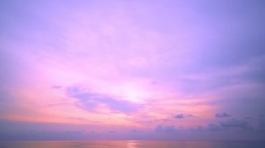 İnanılmaz yakın çekim Güzel günbatımı Zaman Hızı Güneş ufkun altında batar. Kırmızı günbatımı güneşi Güzel gün batımı ya da denizin üzerinde gün doğumu Phuket Tayland 'da sersemletici bulut dalgaları