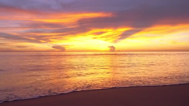 Pôr Sol Mar Dramático Nascer Sol Céu Dourado Ardente Ondas — Vídeo de Stock