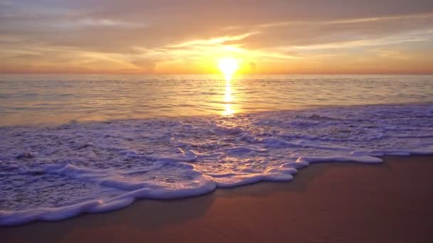 Dramatische Zee Zonsondergang Zonsopgang Brandende Gouden Hemel Stralende Gouden Golven — Stockvideo