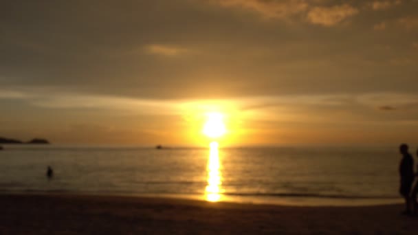 在日落或日出时 背景模糊 人在海滩上散步时放松 — 图库视频影像