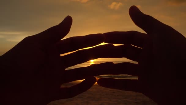 Silhuett Lycklig Man Håller Sina Händer Mot Solen Vid Solnedgången — Stockvideo